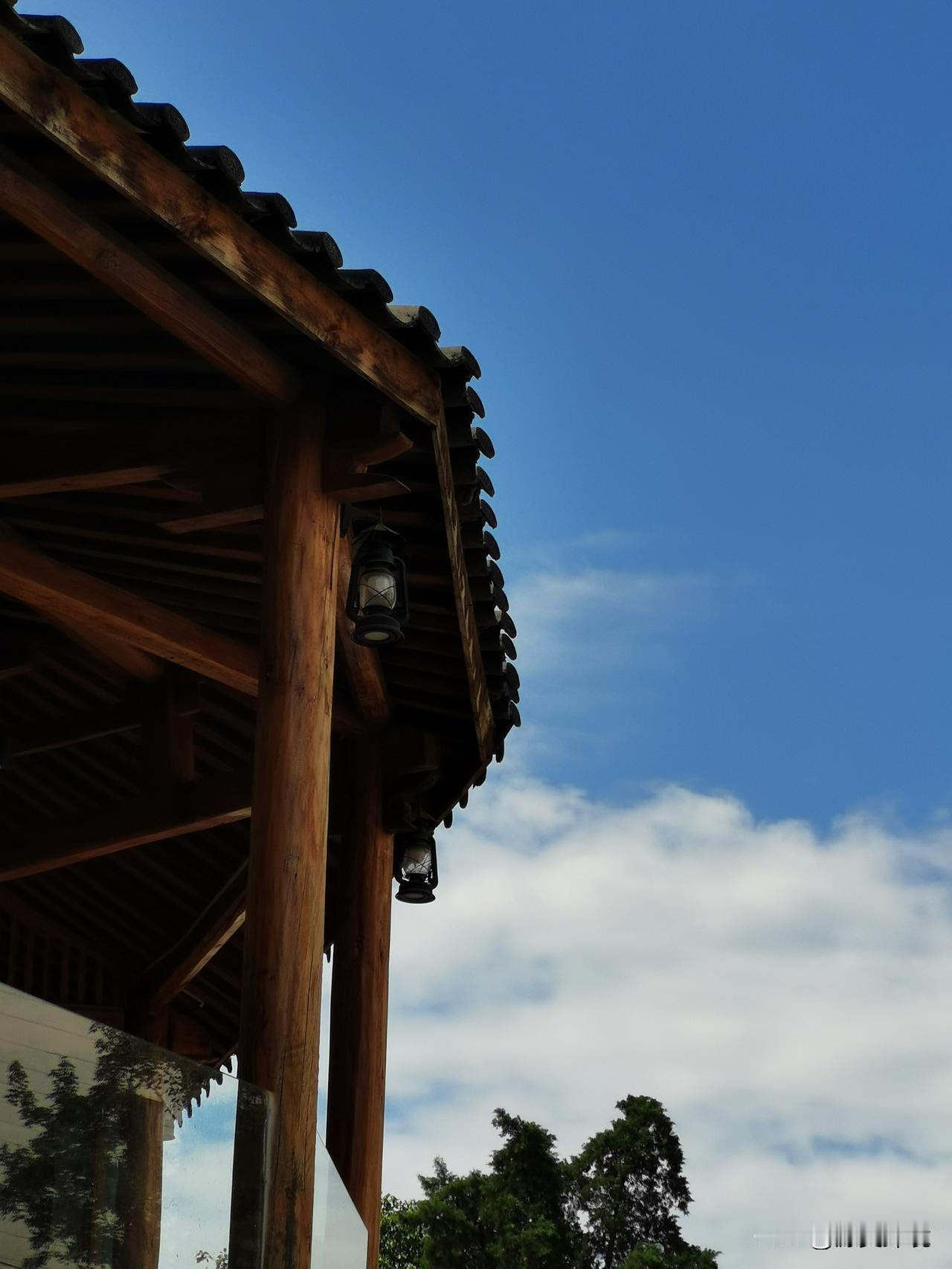 闹市中的土屋

在闹市中，有一座用土基建设的房屋，颇具特色。

土基做墙壁，木头