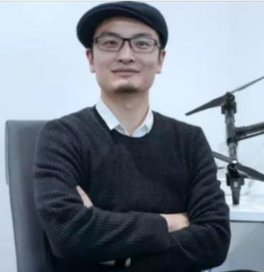 他创立的大疆公司，是美国最痛恨的中国公司，被老美罚20亿，但他却一分都不给。面对