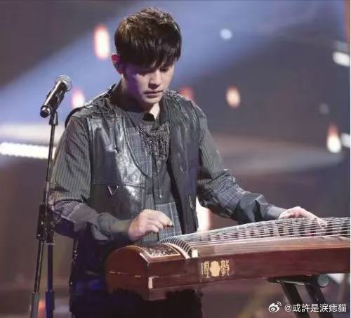 周杰伦杭州演唱会排面西湖边遇上周杰伦演唱会，中式浪漫直接拉满，青花元素和杭州景色