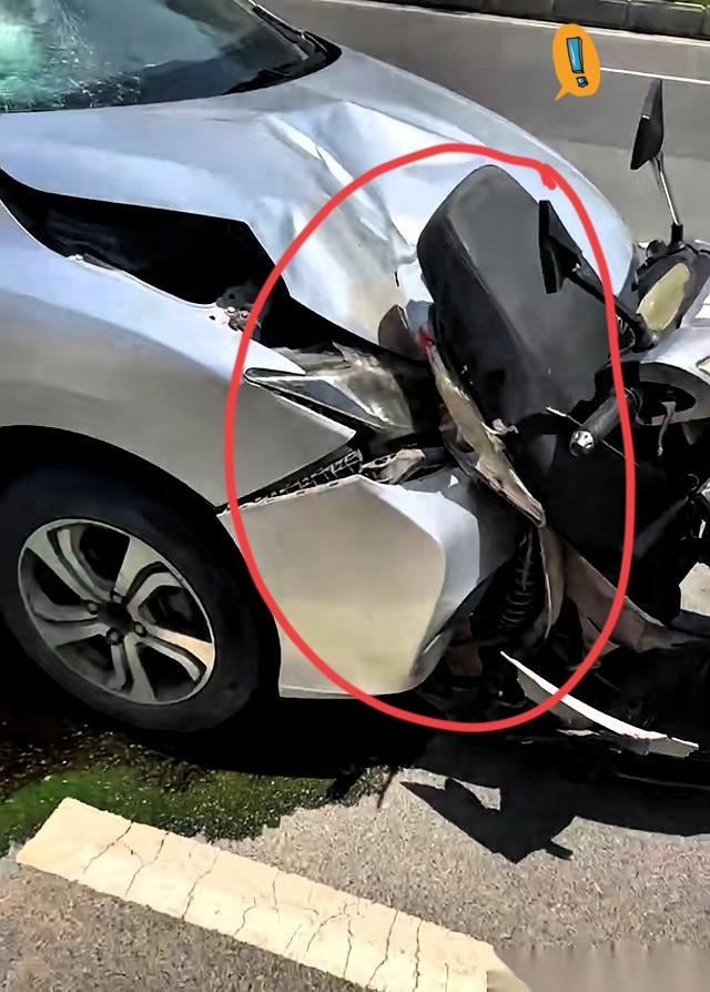 他三次变道、两次加速，
盯着骑电瓶车上学的少年穷追不舍，
只为毁掉一个即将绽放的