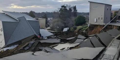 富士山临爆！300年能量堆积，日本雪上加霜。强震未平，火山又起！沉睡300年的富