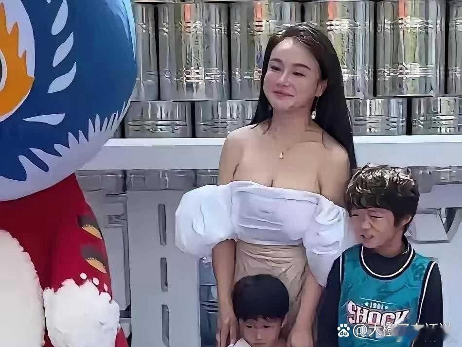 参加儿子学校活动，穿成这样是不是有点太正式了 