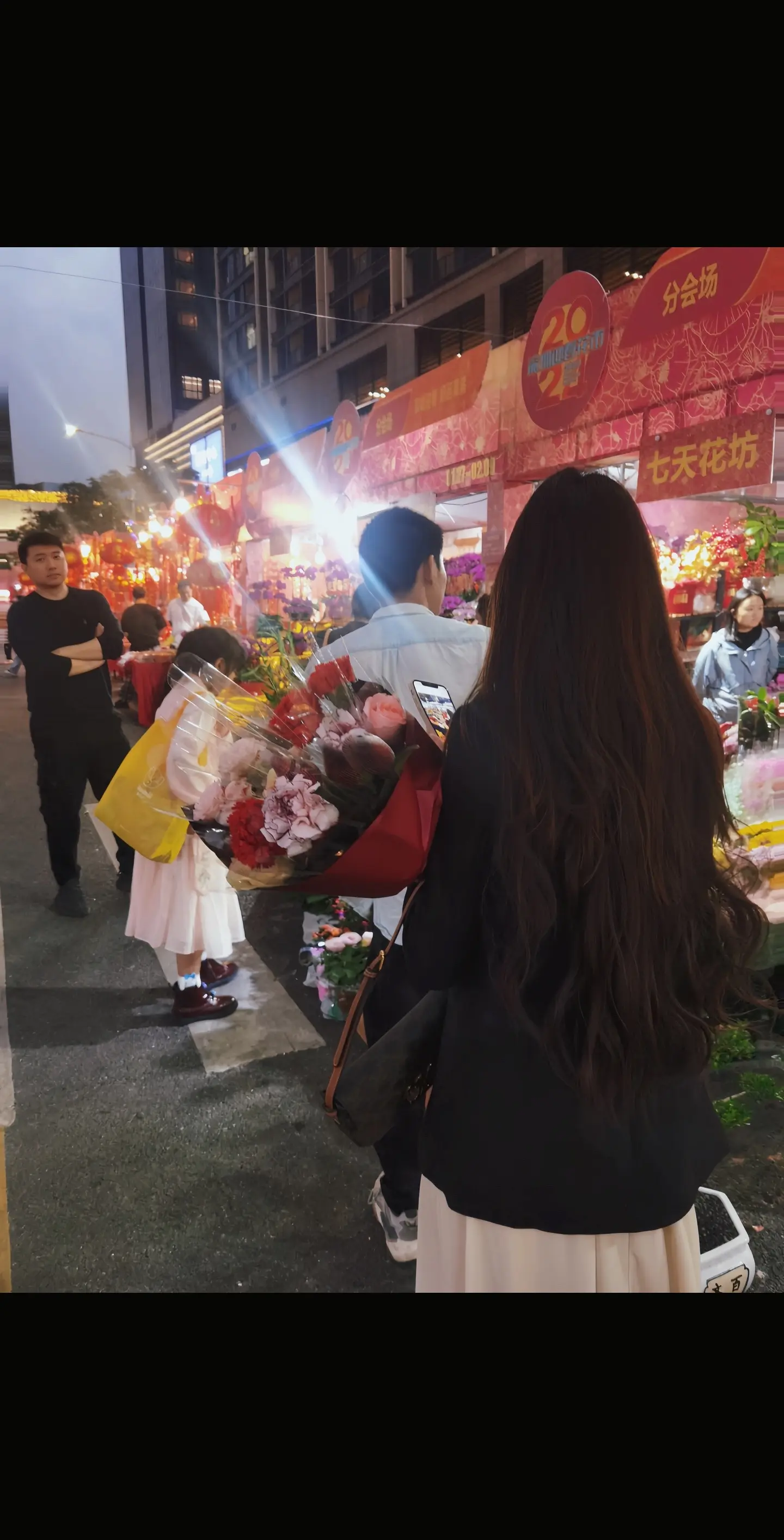 我们只是帧帧瞬间 可你的心跳声竟比你先认出我 
