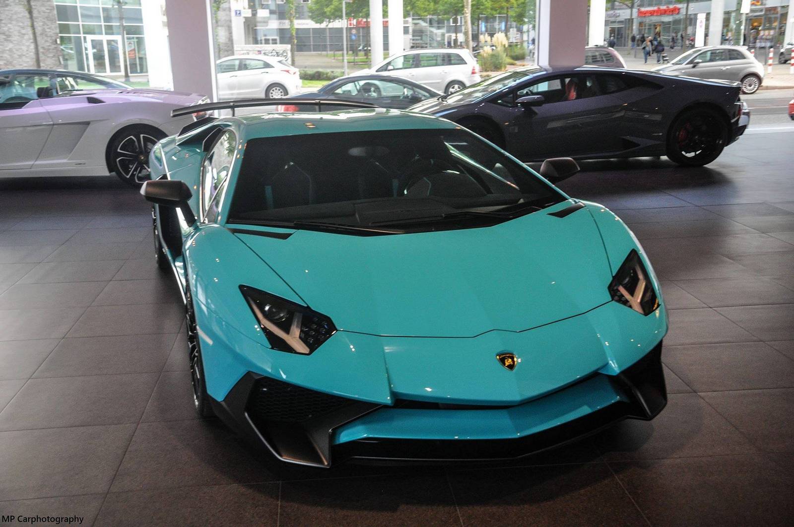 蓝色兰博基尼Aventador LP750-4 SV 