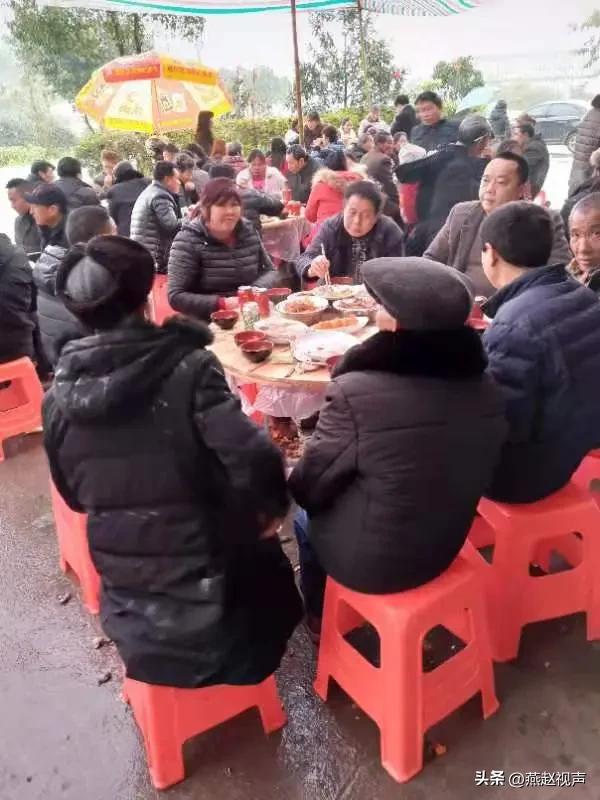 昨天去参加外甥女婚礼，三观都被刷新了。不买贵重首饰，彩礼当做小两口家用，布置简单