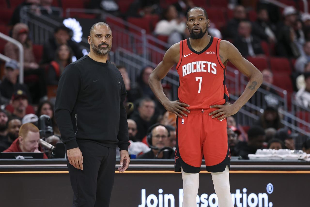 自杜兰特“小号吐槽队友”事件曝出来后，火箭的表现就越来越差。如果说队友没有受到影