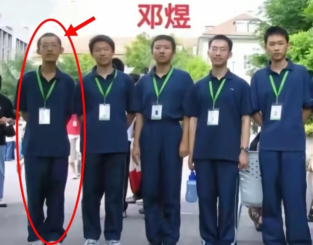 不少网友都觉得柳智宇是比邓煜还牛的天才，原因无外乎以下几点：

首先，从少年时期
