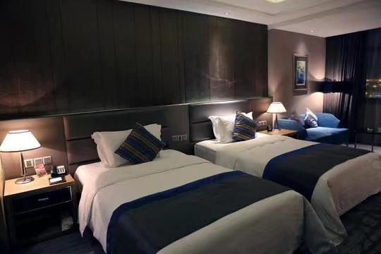 重庆，一男子和好友入住某酒店，男子心血来潮，好友通过酒店房间门口的小卡片，找来了