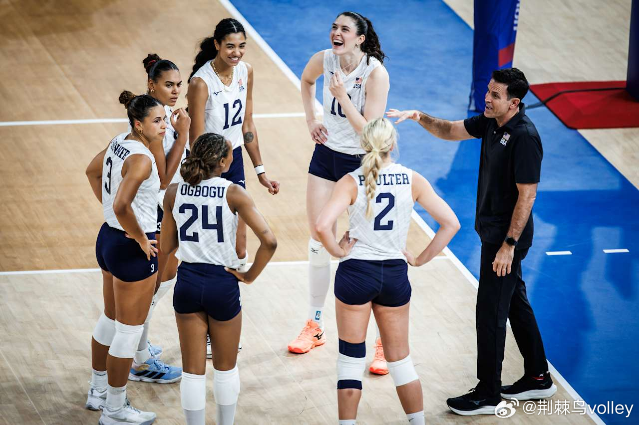 美国女排今天没有给小黑马捷克女排任何机会，直接3-0横扫（25-17 25-12