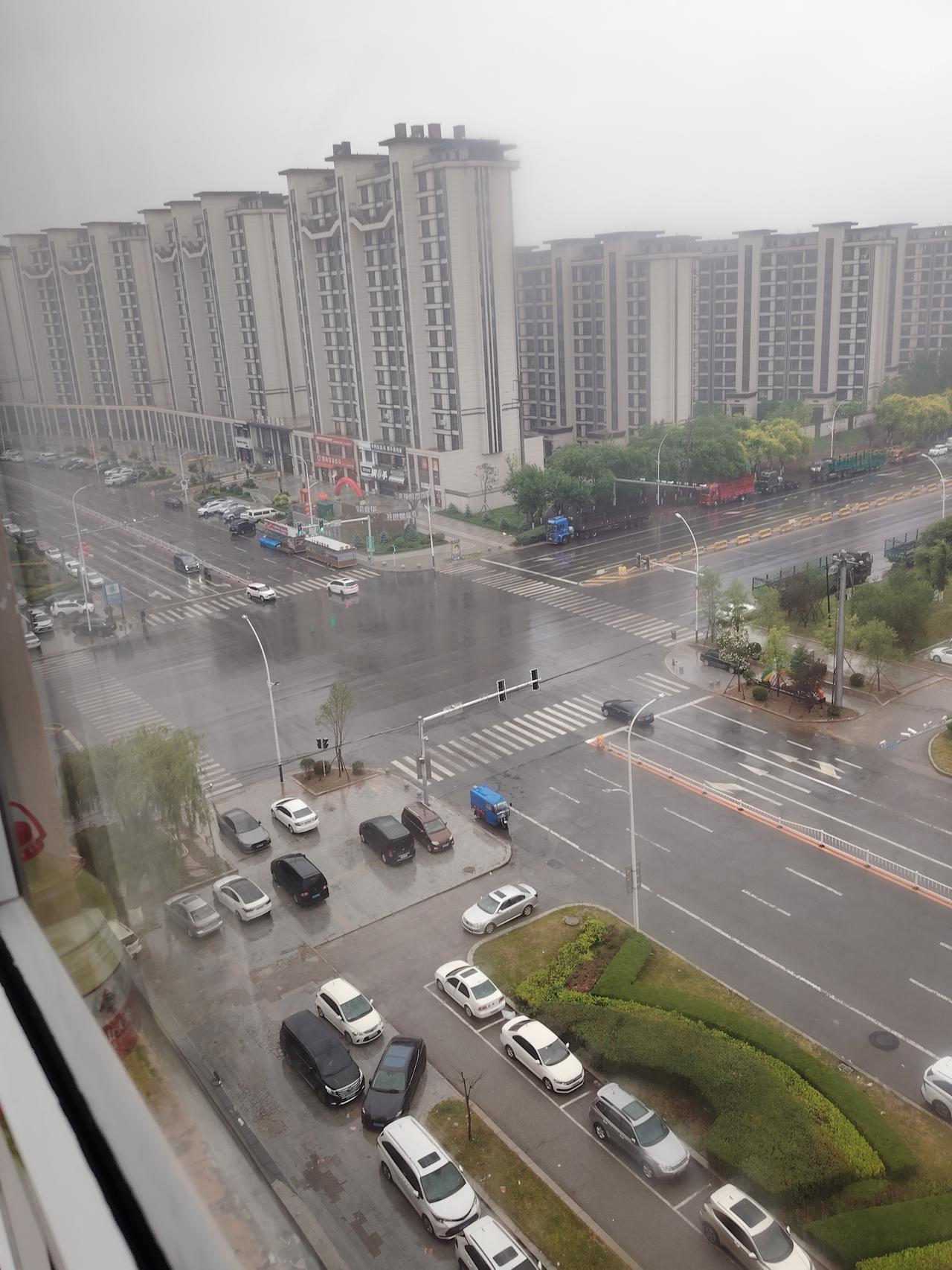 今日又下雨，阴雨连绵，也挡不住人们为生活奔波的脚步。