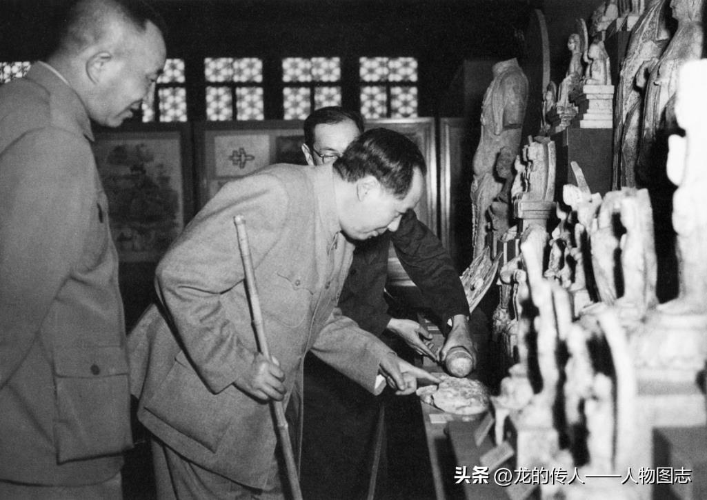 1954年5月20日毛主席在故宫午门城楼参观设在那里的历史博物馆出土文物展览