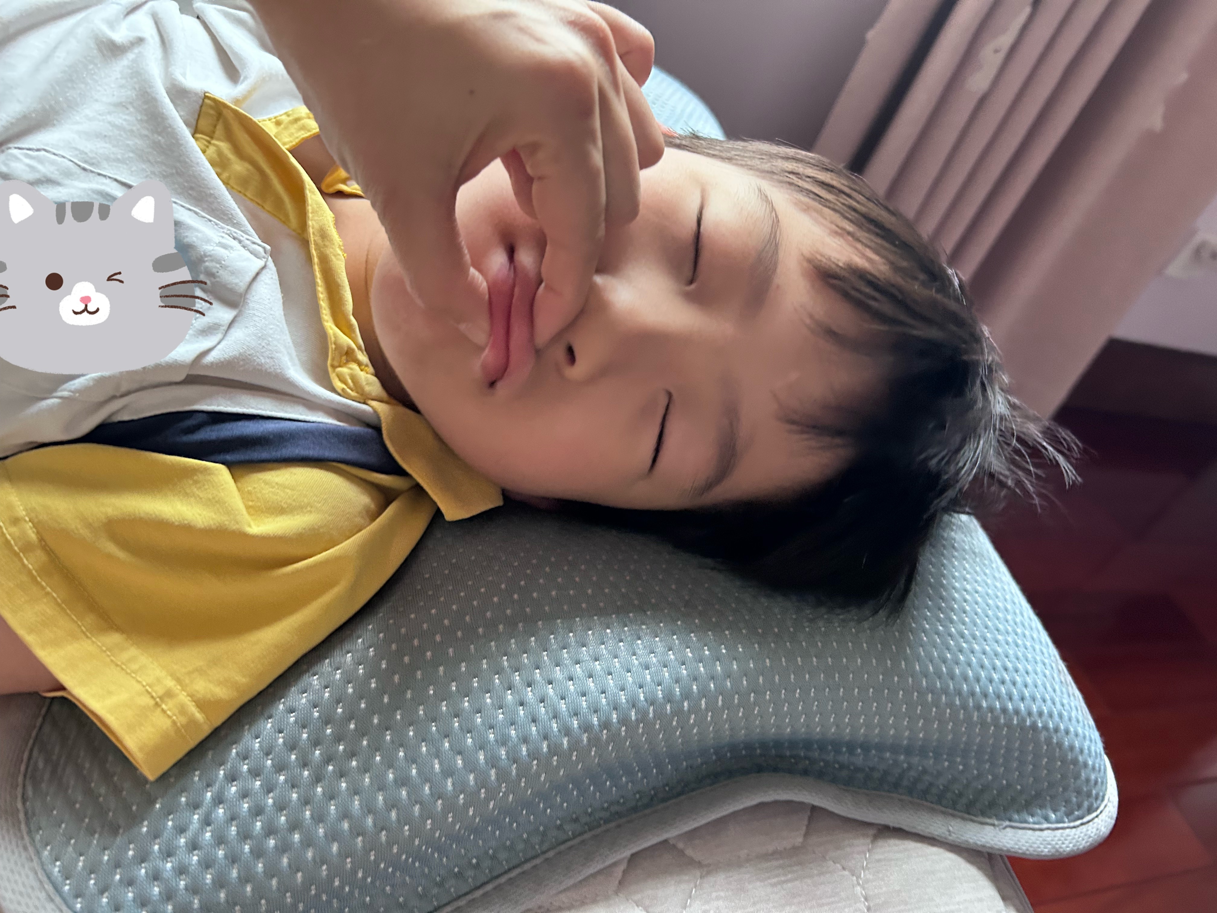早上还有一件感动的事。送他们上学，我知道外面在下小雨，但我懒得拿伞。他们一人拿着