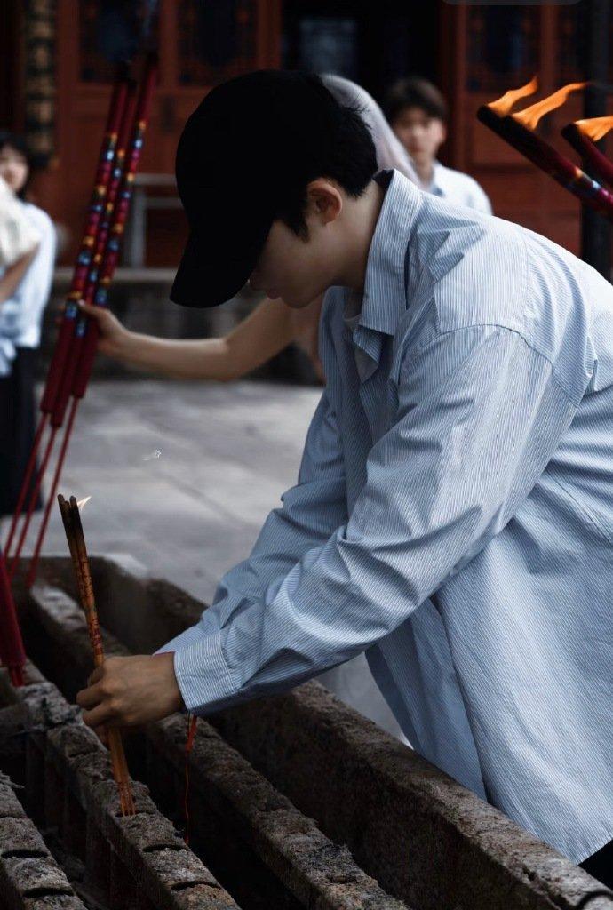 董思成首部古装男主剧开机 董思成首部古装男主恰逢春开机全新剧集顺利启航，祝愿拍摄