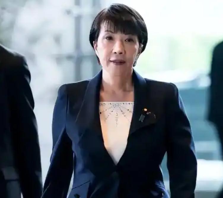 日本首相高市献祭祀费，内阁集体参拜靖国，东京民众怒斥别拿终战当遮羞布

8月15