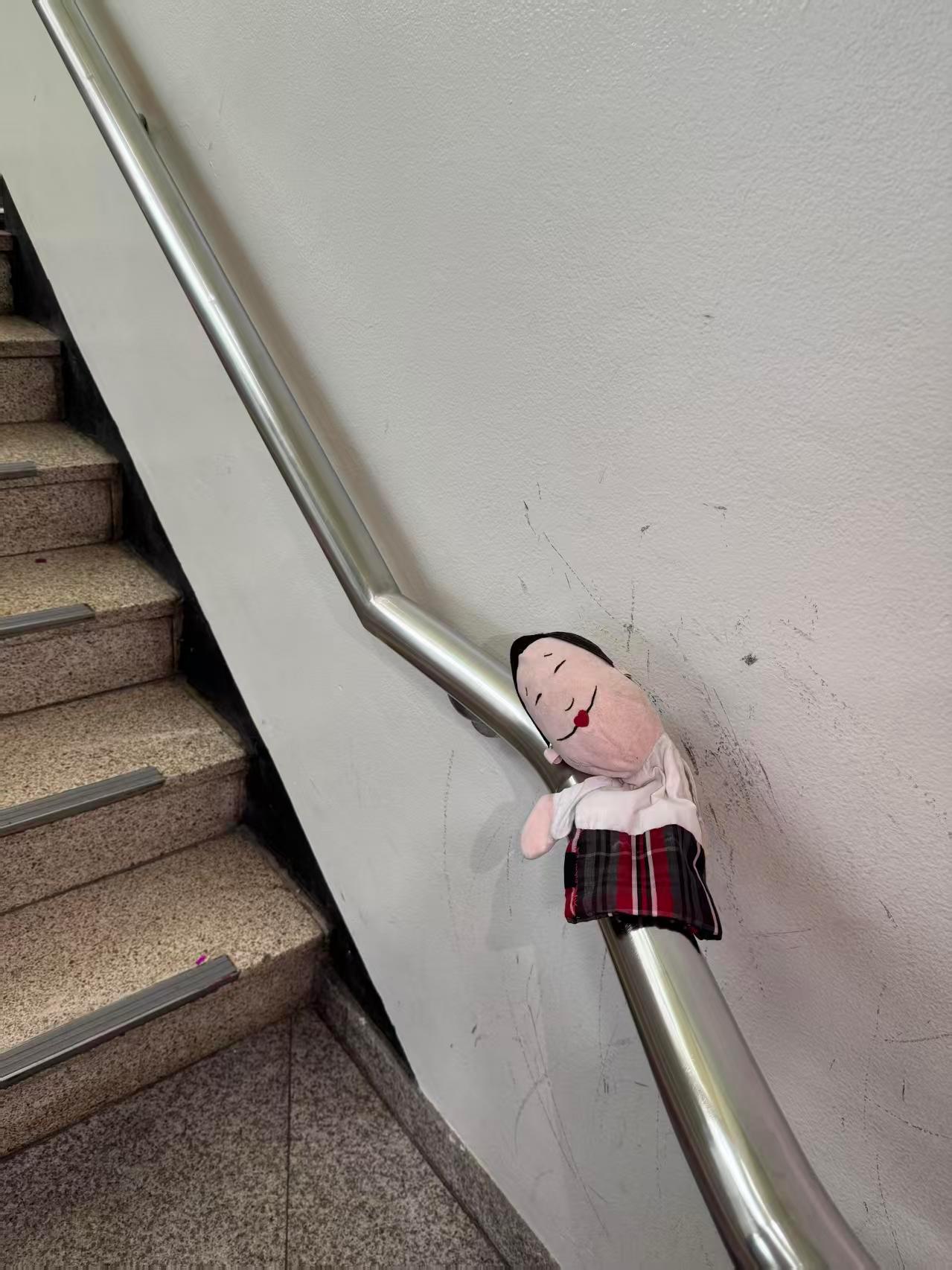 沈佳润的带爸出行也太萌了！化妆时要把小沈阳玩偶揣在身边，打卡音银楼梯间也不忘带着