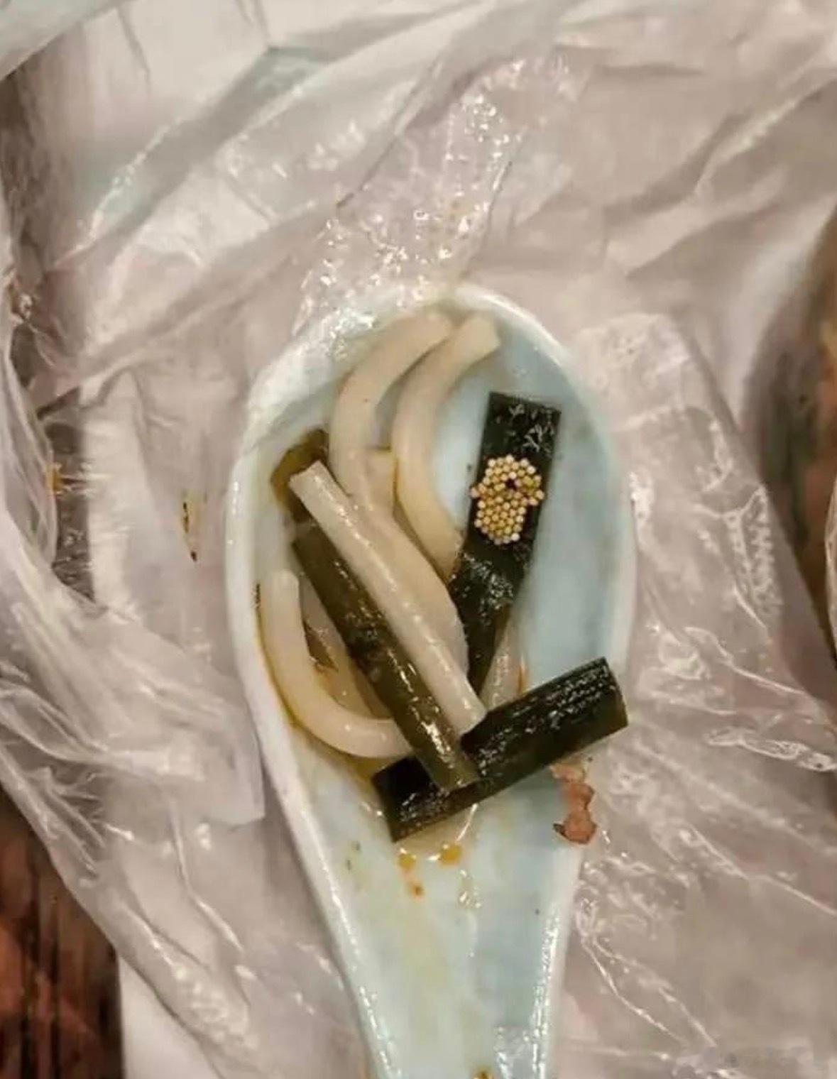 叫了外卖，葱上面有虫卵，这可怎么办啊 