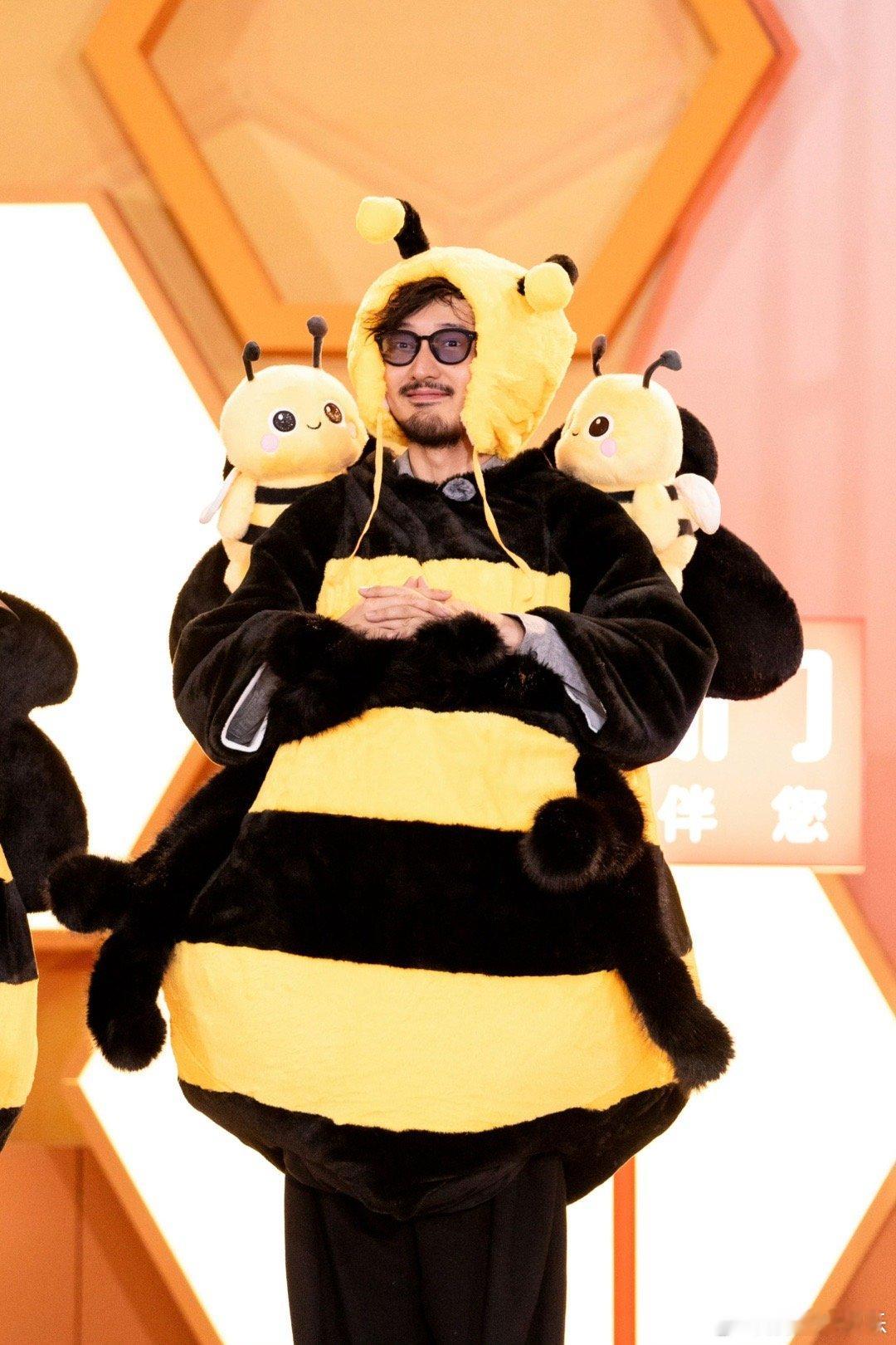 王传君从业技能这块堪比豆包 影帝技能多到像AI！rap新歌beat带感，载歌载舞