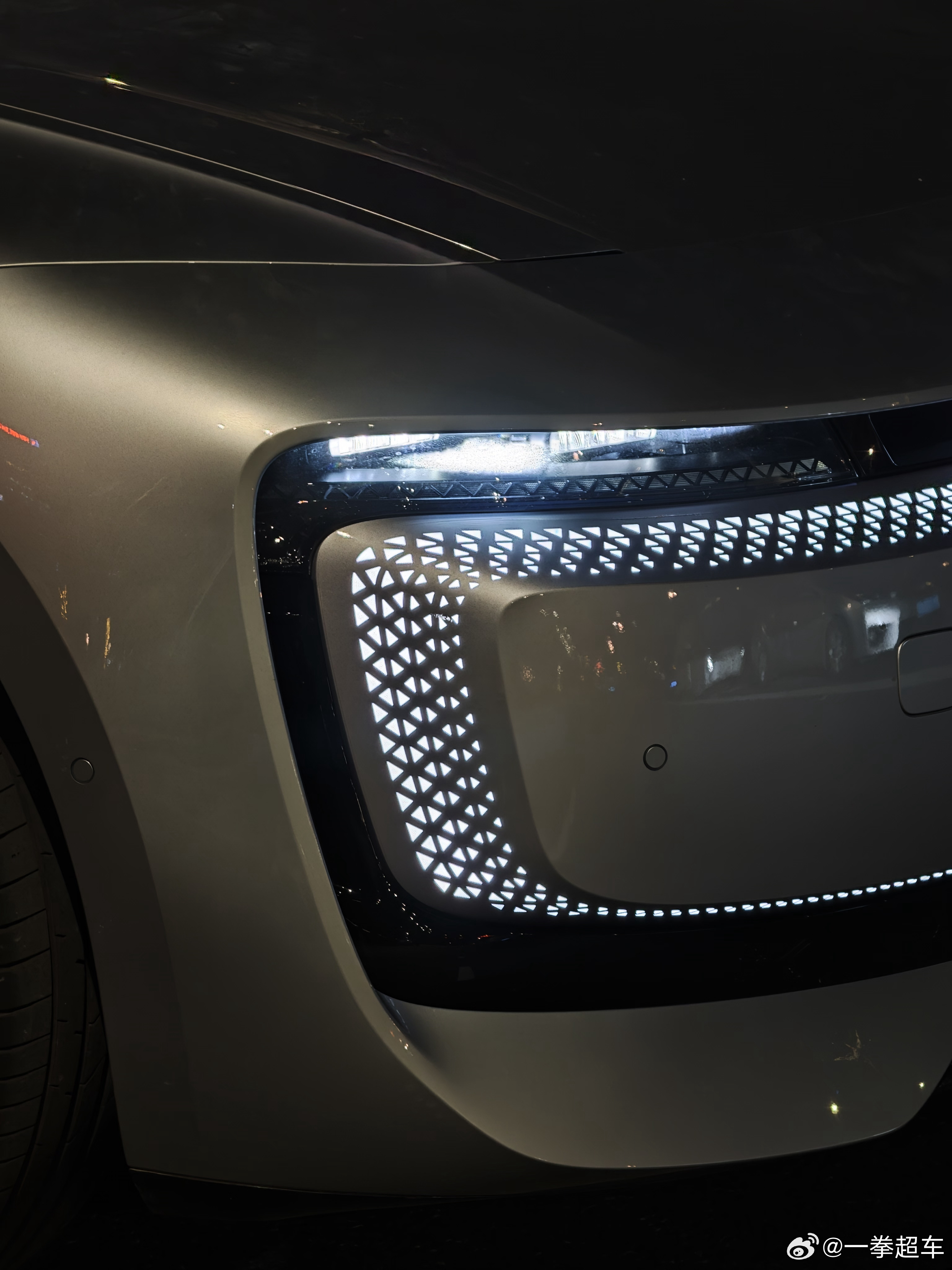 聊聊奥迪E5低配后驱先锋版对于顶配的四驱E5，我之前给出了特别高的评价。不过很多