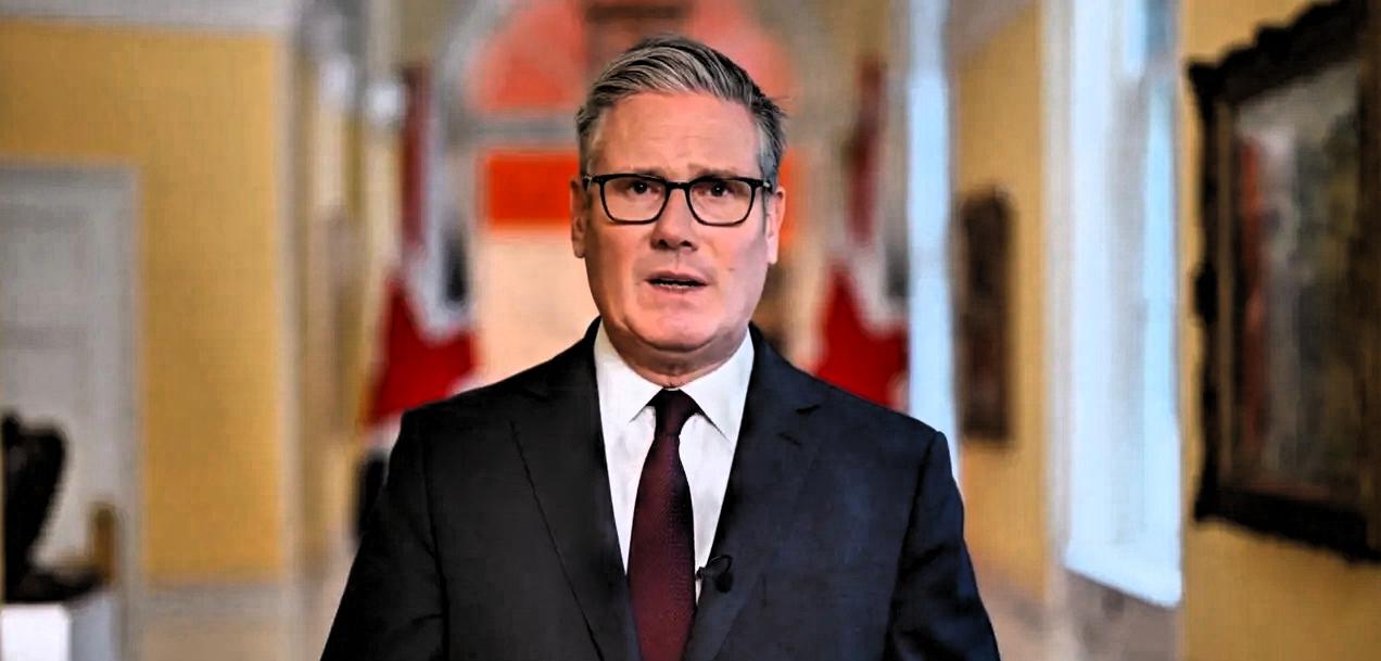 三国领导人通话，
重申对乌承诺，
当地时间26日下午，英国首相斯塔默与法国总统马