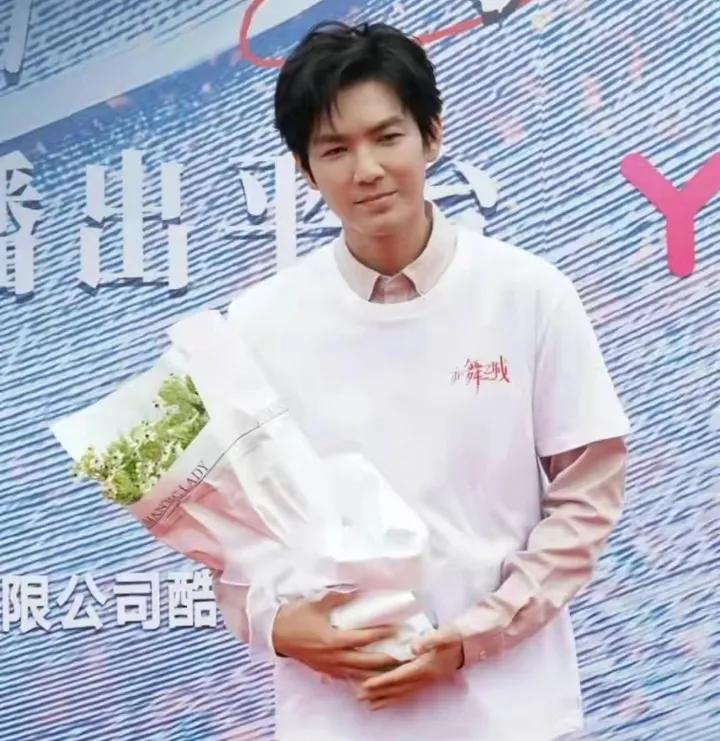 48岁钟汉良怎么还在演偶像剧了，都到了当爷爷的年纪，还在谈恋爱，真的违和了。

