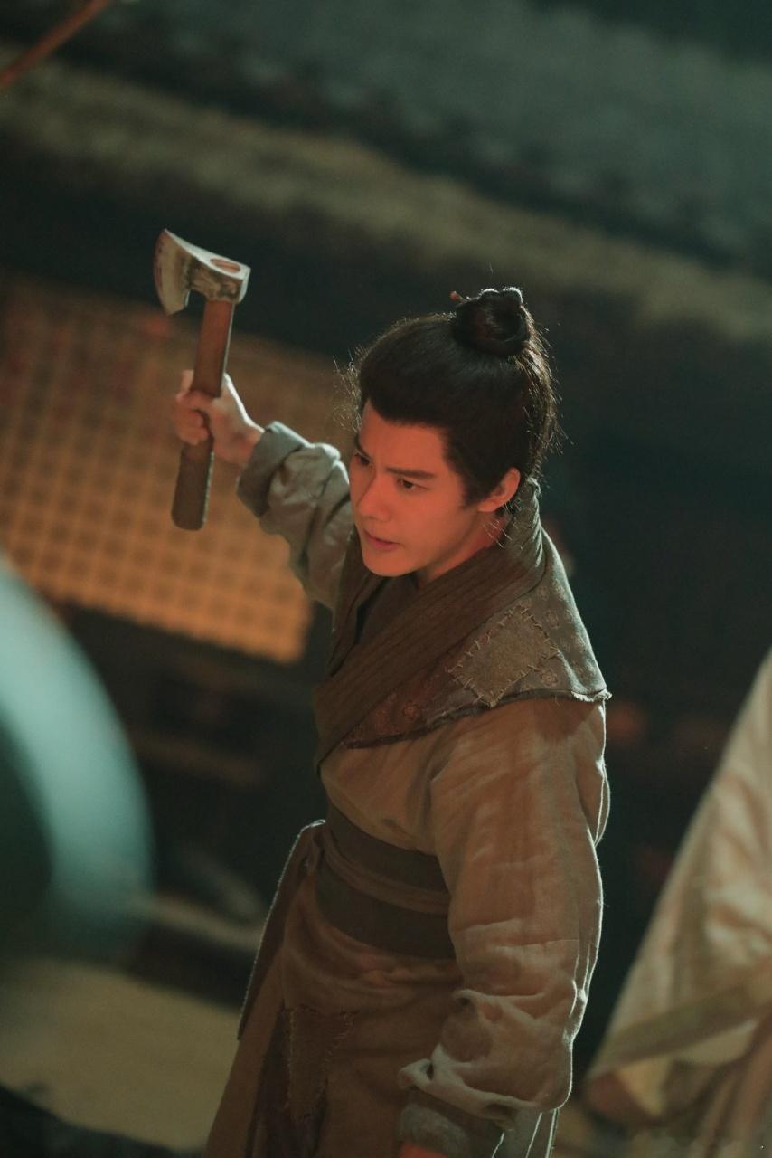 周奇斧头战神看废帝抡斧头莫名心酸 