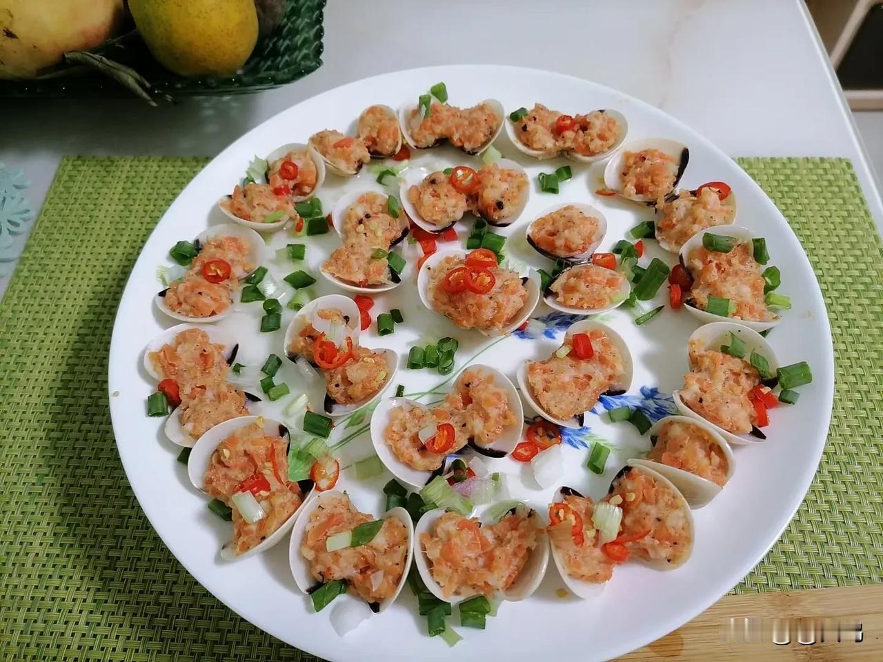 周日，先把家里打扫得干干净净，再找本喜欢的书翻翻，抄下有意思的句子。随后摆弄摆弄