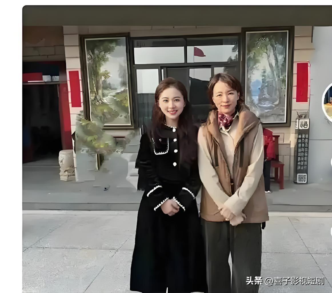 董卿被偶遇：优雅如诗，岁月沉香

近日，有网友在某艺术展上偶遇董卿。她身着简约的