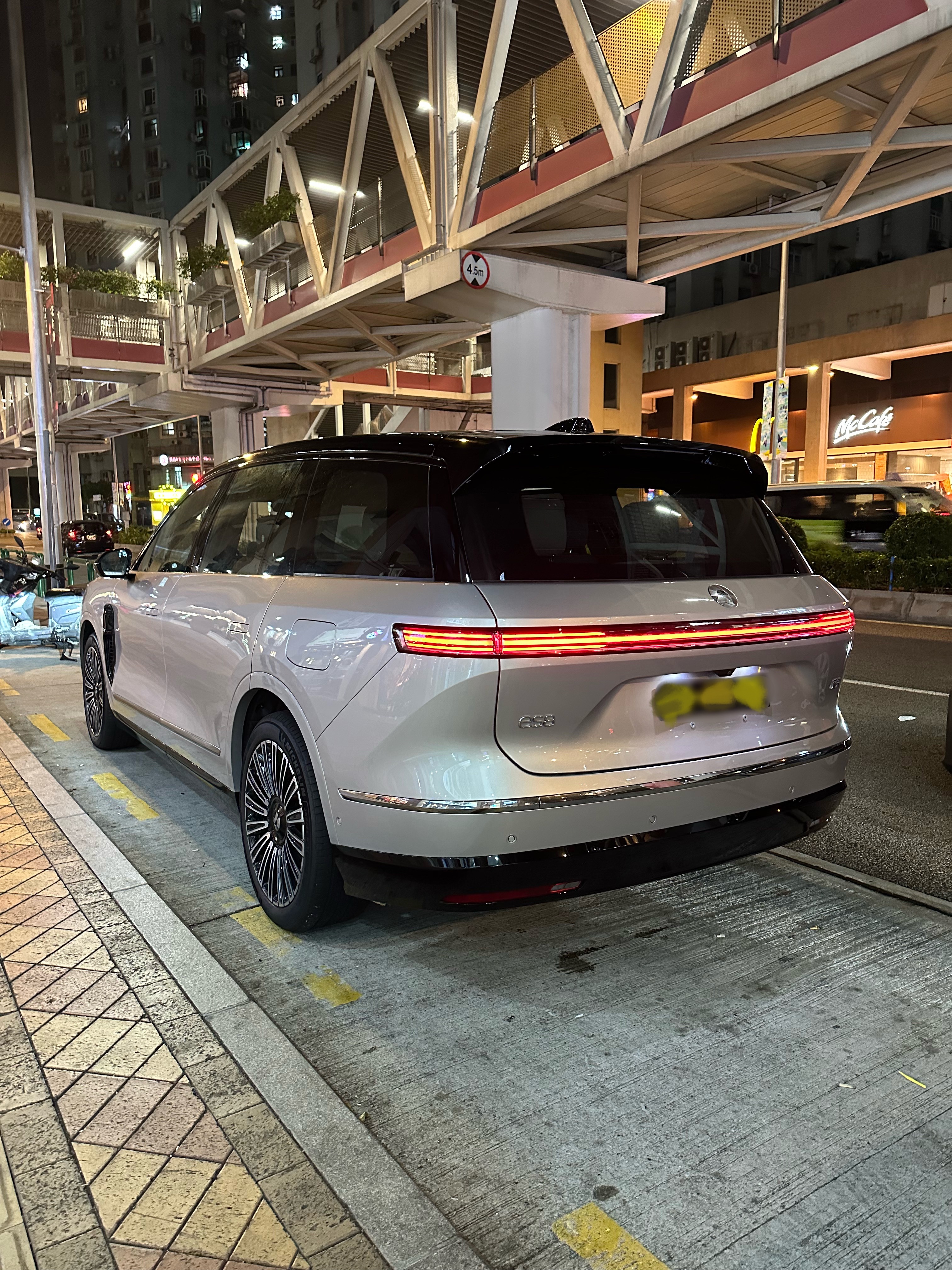 偶遇蔚来ES8！配上这个车牌颜值再提升一个档次！蔚来蔚来ES8