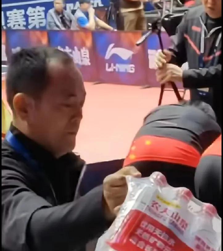 乒超赛场这一幕太暖啦💖 魏桥比赛退场时，球叔把剩余矿泉水送给观众，满满贴心。王