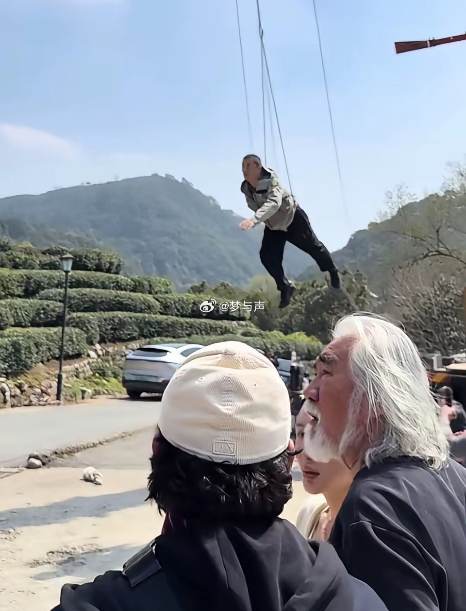 李亚鹏这次玩的有点大了！今天李亚鹏在杭州拍视频，竟然出动了威亚，有威亚就算了，还