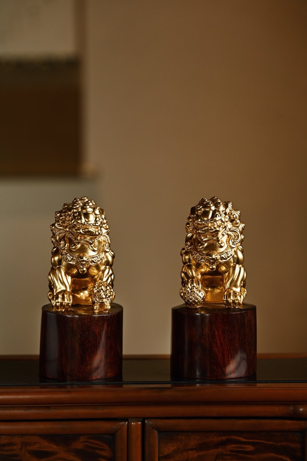 小叶紫檀×金箔 | 吉狮 一对瑞狮蹲坐，颈鬃飞扬，双目圆睁，阔口锐牙，肌骨饱满，
