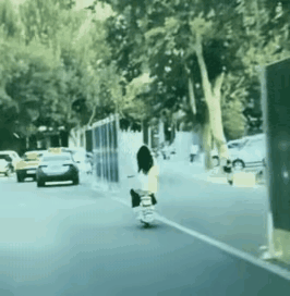 大马路很宽敞，车辆也不多，骑电动车的女子坐姿端正，速度也不快，目视前方，怎么就会