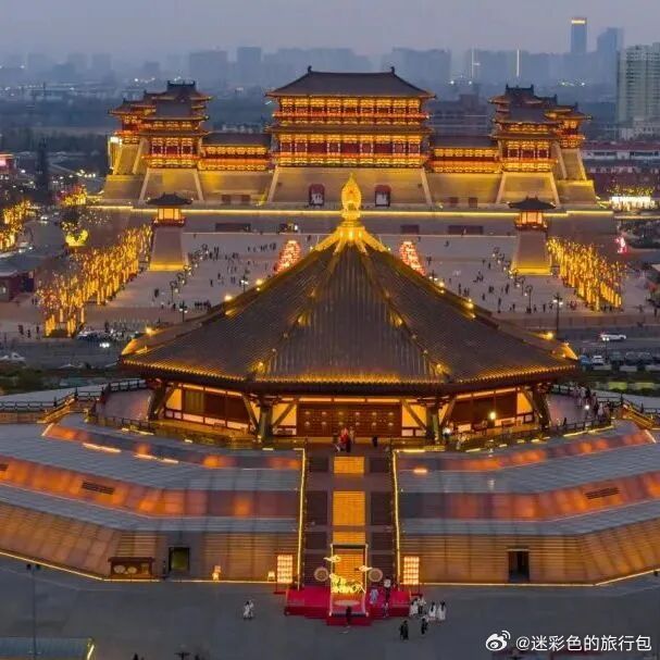 这个夏天来洛阳傍晚一定要去隋唐洛阳城等天黑。明堂天堂灯光亮起瞬间氛围感拉满，登上