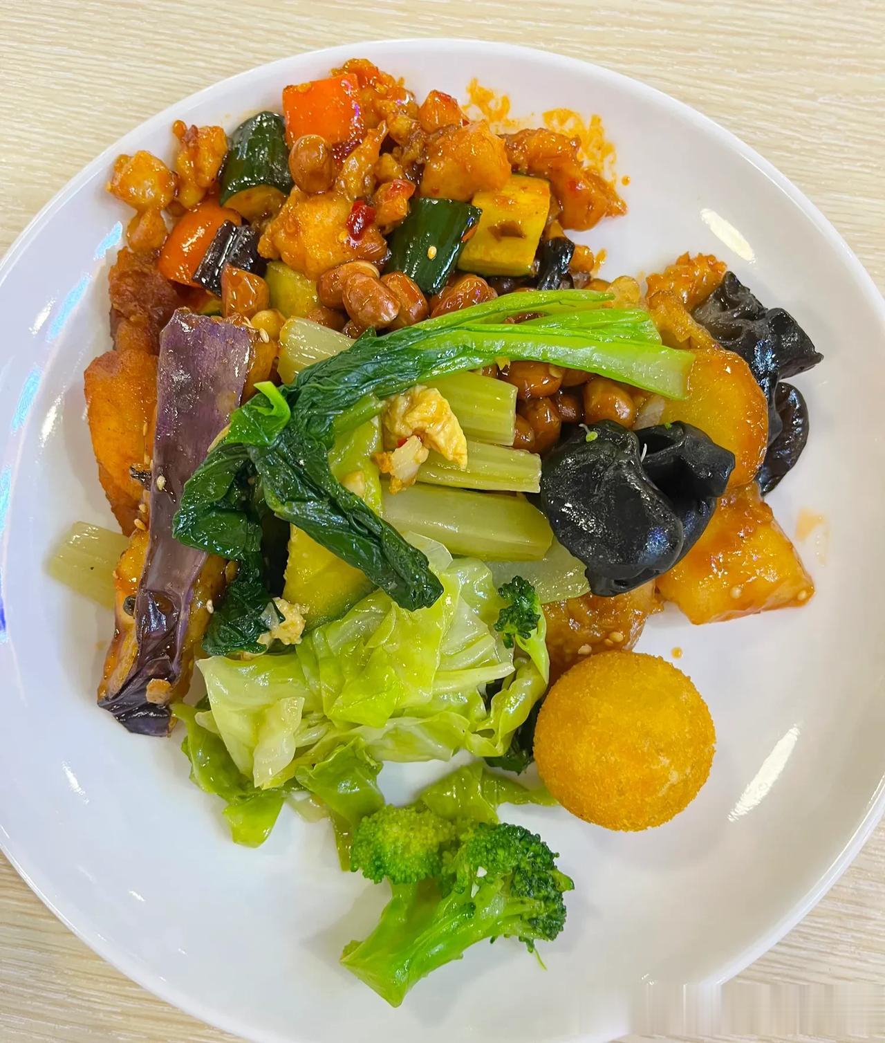 9.4日在校大学生食堂干饭记录
东苑餐厅自选菜：
宫保鸡丁、风味茄子、地三鲜、西