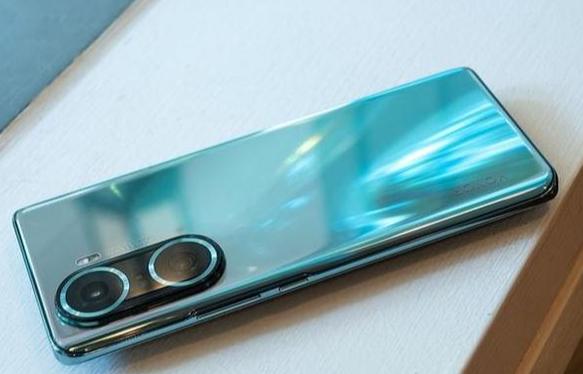 拍照功能一直是智能手机的重中之重。荣耀60 Pro的后置主摄为1.08亿像素，辅
