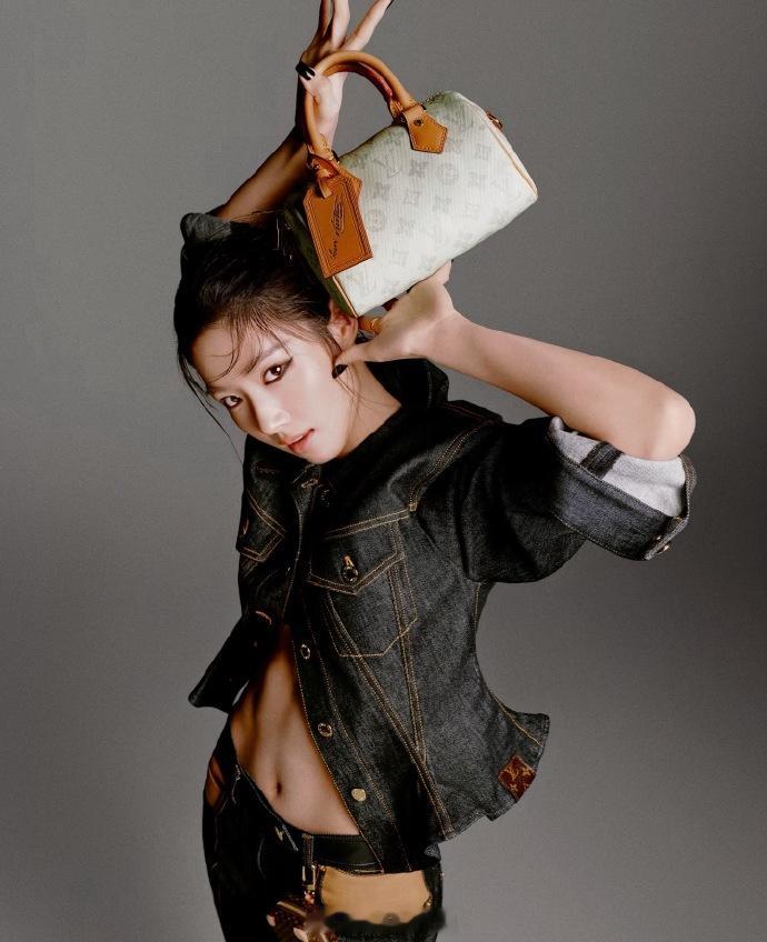 卢昱晓腹肌马甲线 嚯！噜噜晓竟然有腹肌马甲线！ 