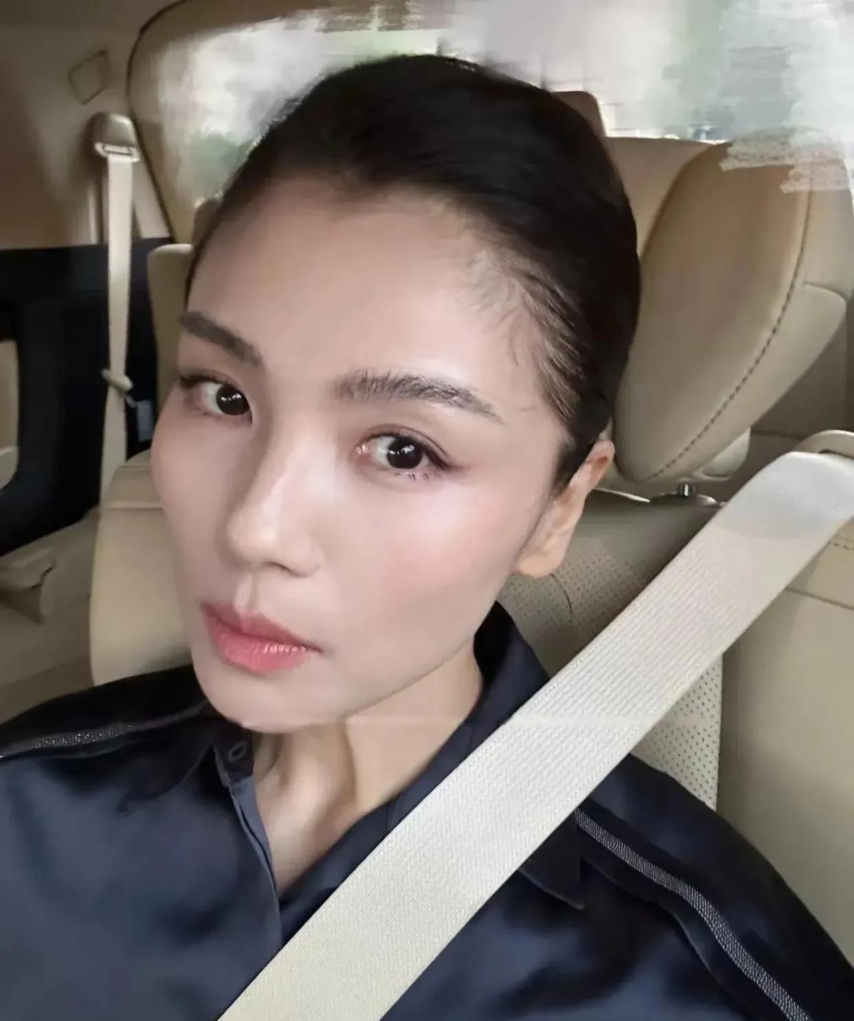 刘涛的颜值又回春了，脸型越来越流畅了，高颧骨仿佛消失了一样，整个人变得年轻不少，