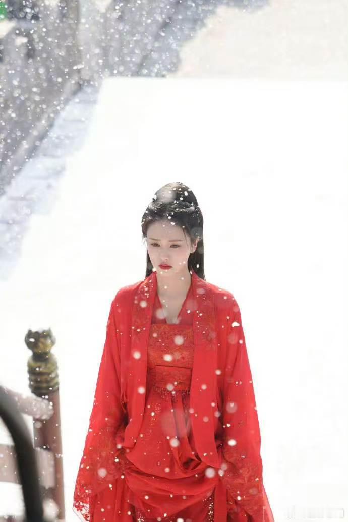林依轮这套红衣造型太有诚意，完美还原白鹿饰演的时宜，满是故事感林依轮cos白鹿红