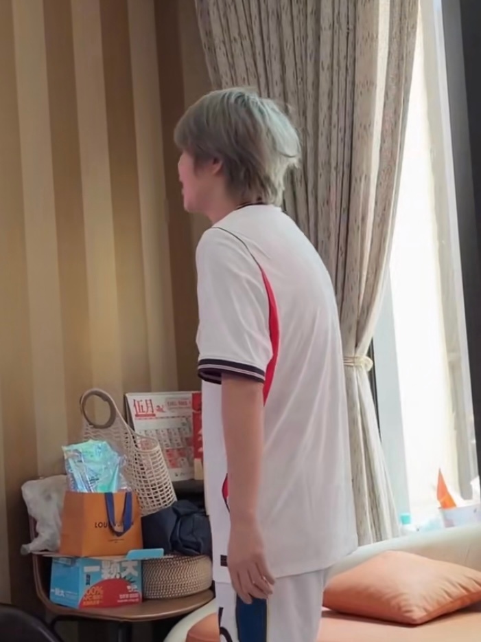 哦莫所以那件衣服还真是姐姐自己的 lv的袋子都还在呢………………不会是老濛为了世