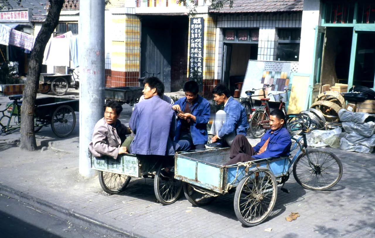 街边的三轮车，成都，1991年10月摄。 ​ ​​​