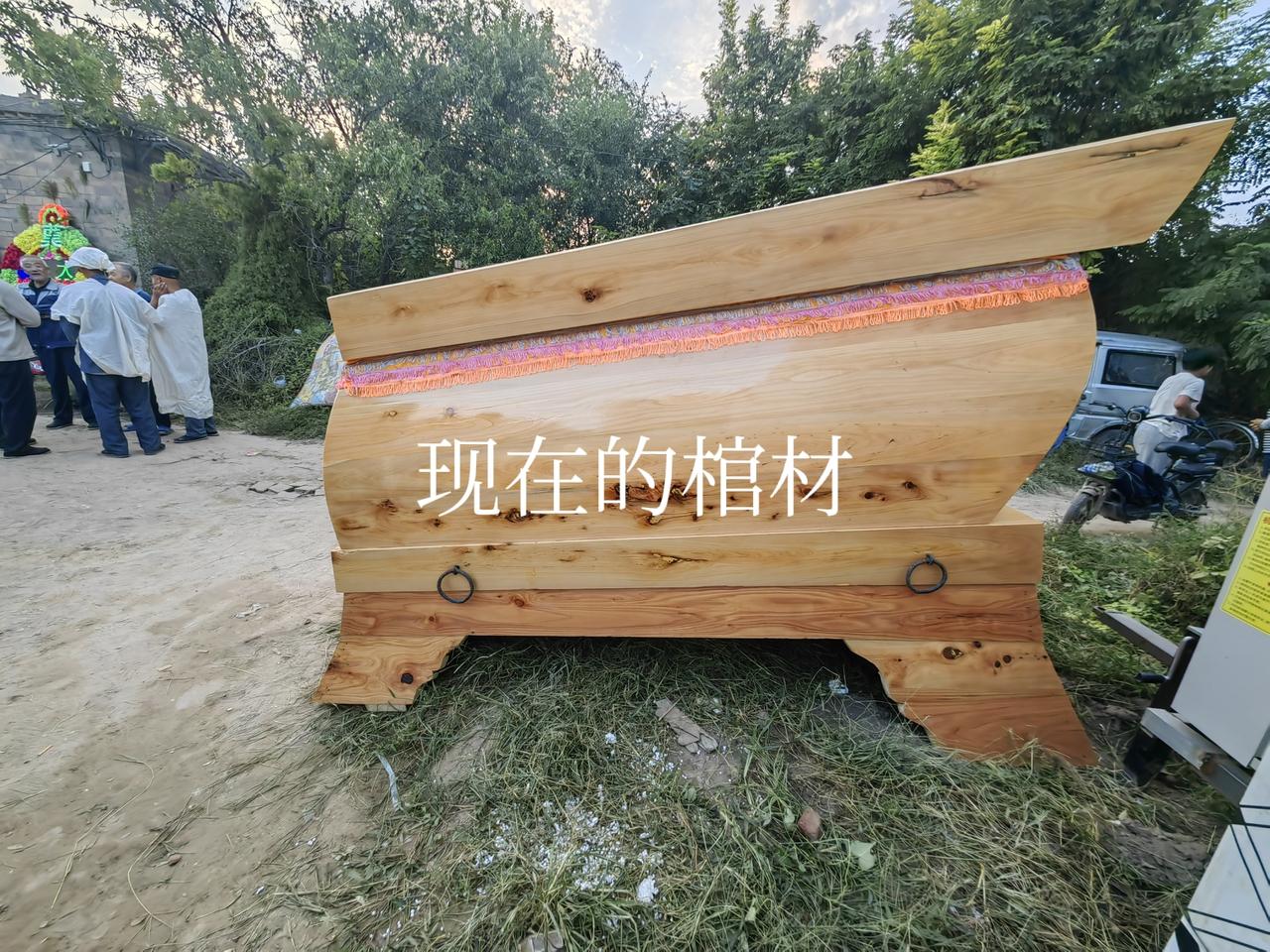 以前的农村老人，如果有条件的话，都会把自己的后事准备好了。
我的父母在60多岁的