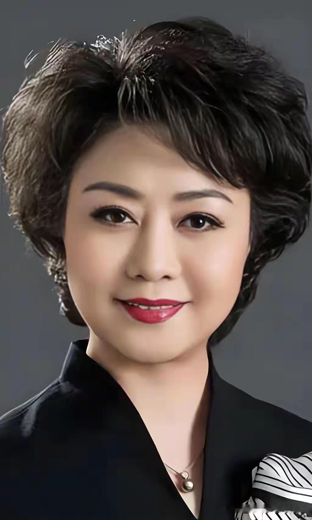 京剧界的当家花旦，长相明媚大气，蓬松的微卷发型彰显出她的个性魅力，福相满满，难怪