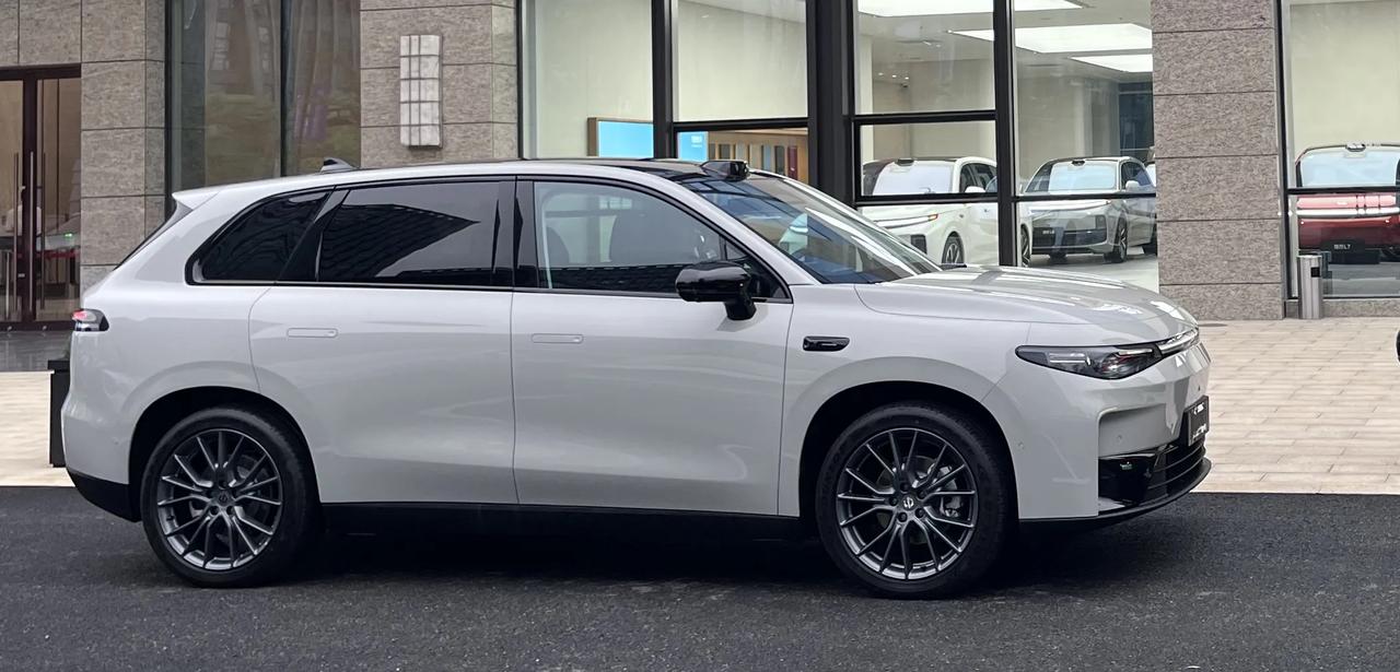 听说有人以为理想 L7 出新颜色了，这里先跟大家纠正一下，其实理想 L7 确实没