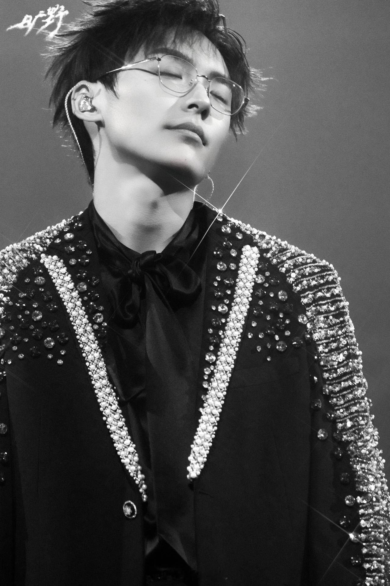 不知道郑润泽造型很曼妙 一直都觉得很适合戴眼镜，成都站彩排图刚释出就初见端倪，隔