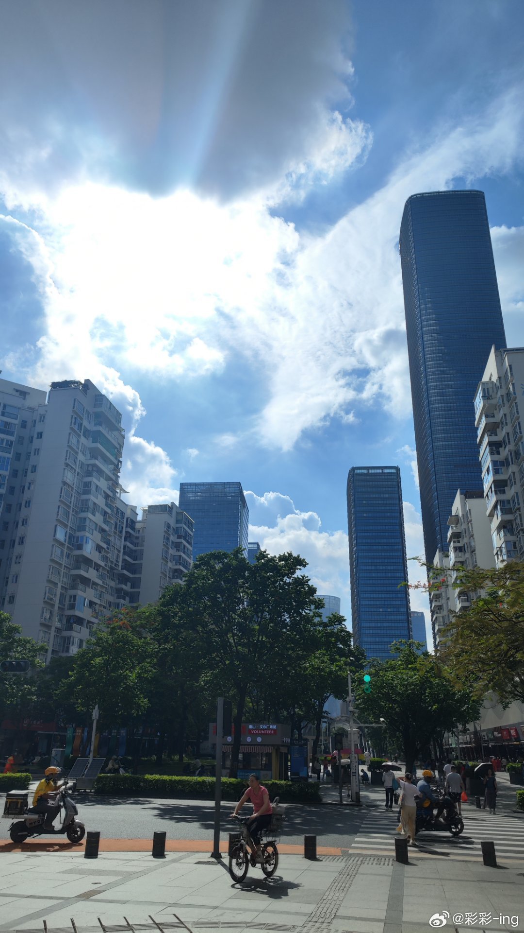 周四早上好一个大早太阳刺眼睛，又湿又闷的，难怪霸总来了广东也得穿拖鞋