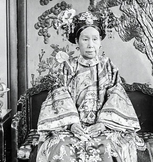 1900年，慈禧狼狈逃窜至山西首富乔家，临行时，慈禧让乔家借她10万两，乔致庸扑