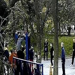 就为了一声喝彩。
 

那大爷就把自己绑在单杠上，一圈圈地转，围观的人就给他拍手