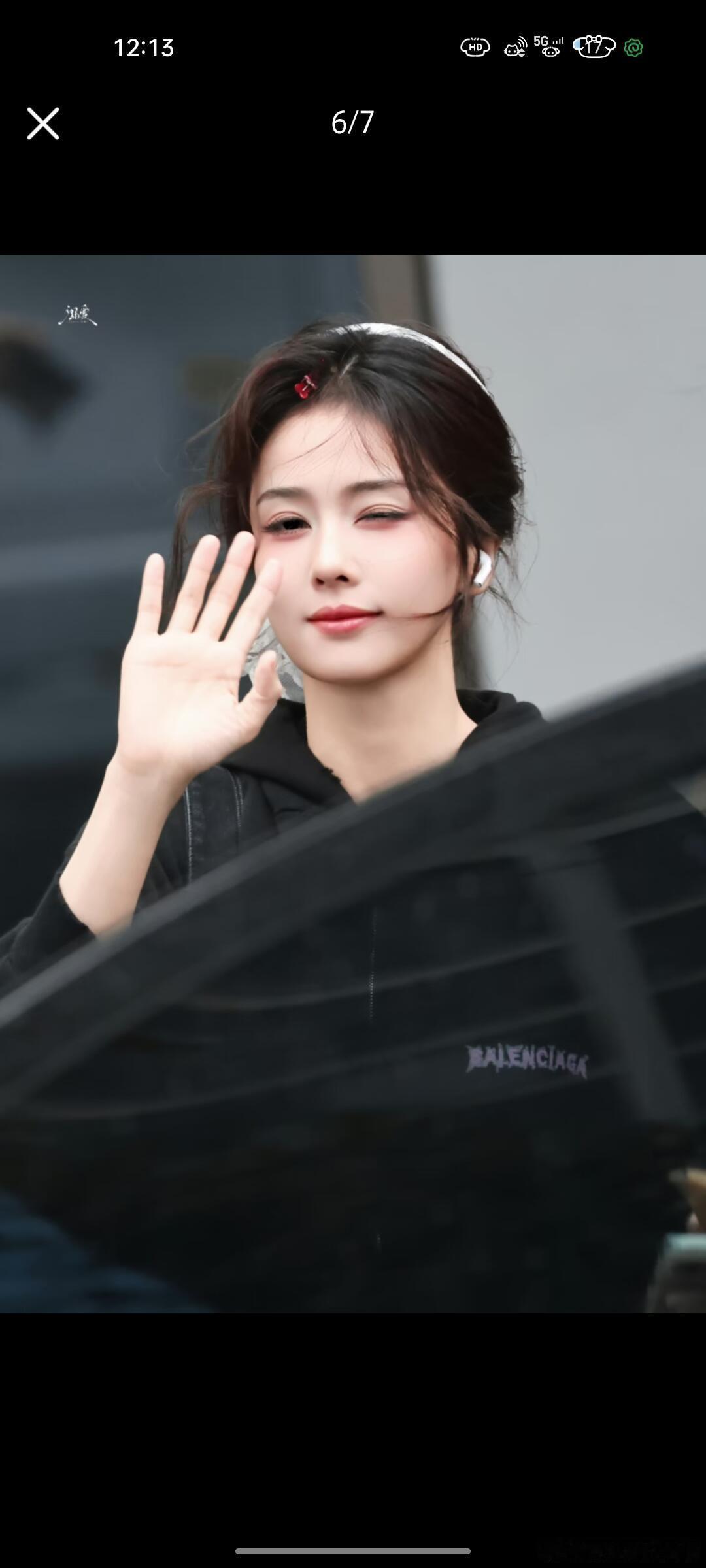白鹿hi6莫离剧宣路透白鹿hi6剧宣上班路透好松弛啊！美美跟粉丝打招呼，情绪价值