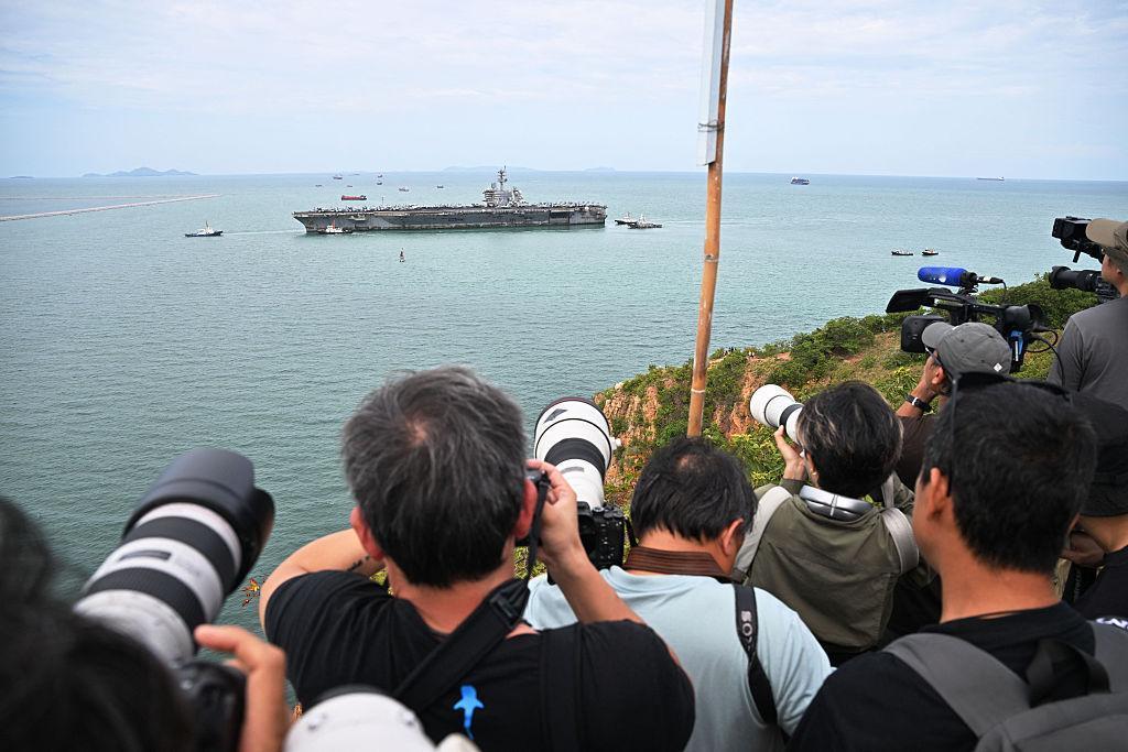 [太阳]部署286天后，锈迹斑斑的“林肯”号终于靠港，约5000名官兵获准上岸休
