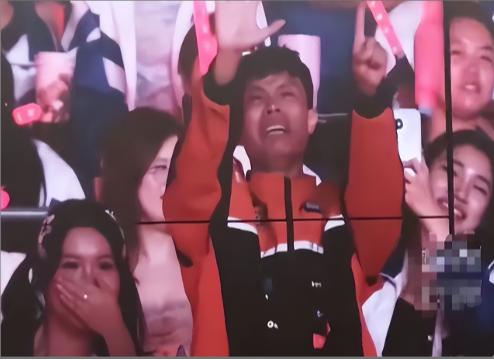 上海演唱会现场，外卖小哥小鱼抽中二等奖咖啡机，徐良得知他追了自己15年、每日奔波